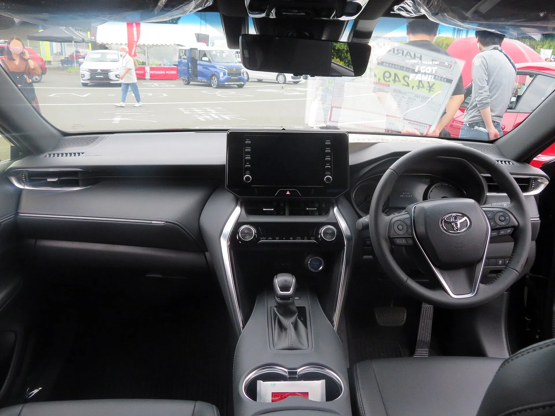 トヨタ ハリアー ハイブリッド Z“Leather Package”（6AA-AXUH80-ANXSB(S)）の運転席まわり