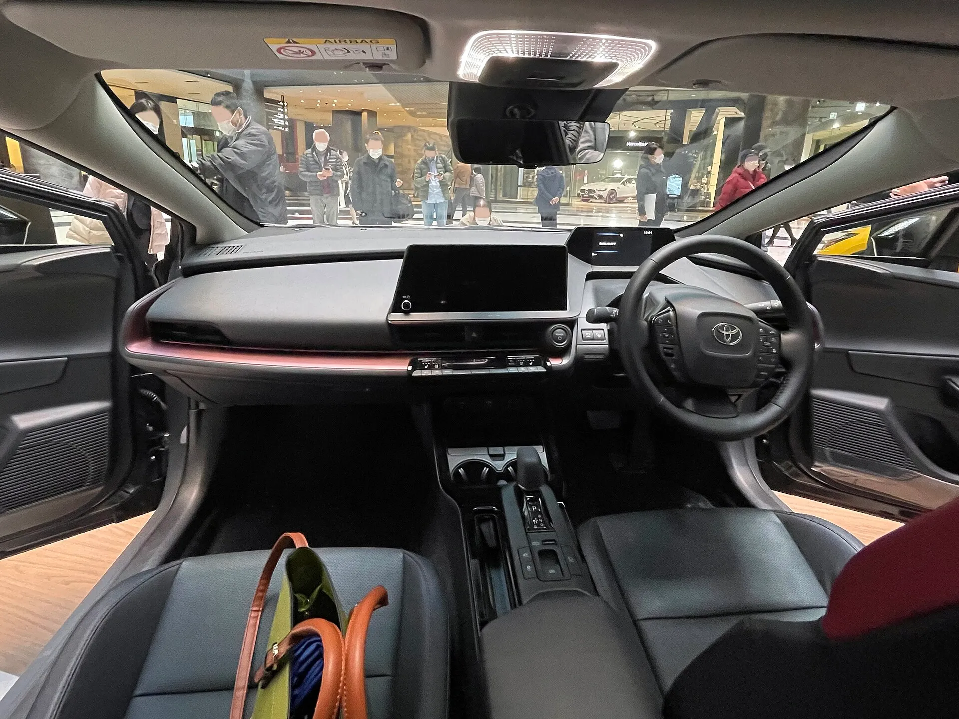 トヨタ プリウス Z 2WD（6AA-MXWH60）の運転席まわり