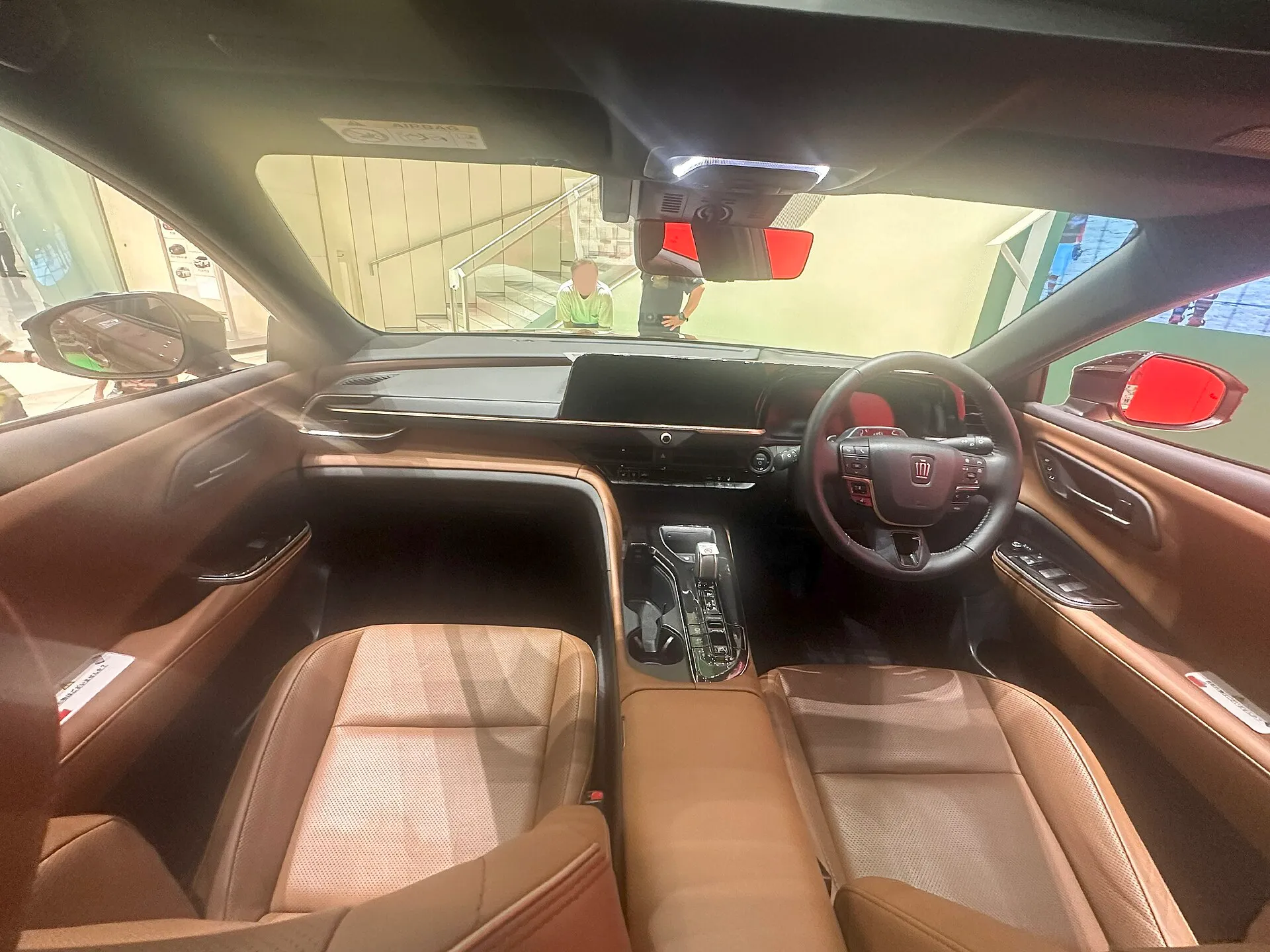 トヨタ クラウン エステート Z の運転席まわり。サドルタンの本革シートと天井