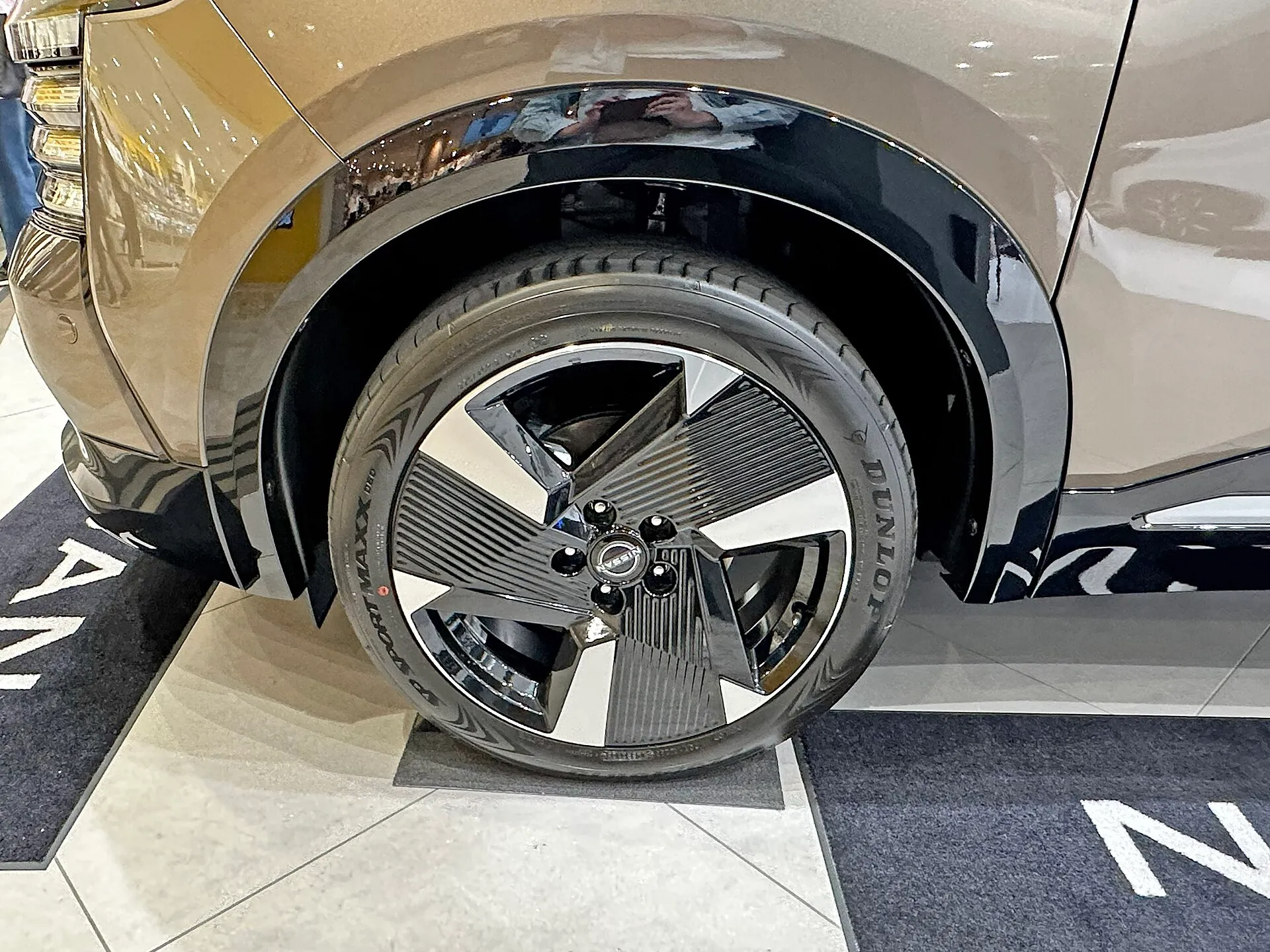 日産 キックス G e-4ORCE（6AA-SNP16）の19インチアルミホイールと225/45R19タイヤ
