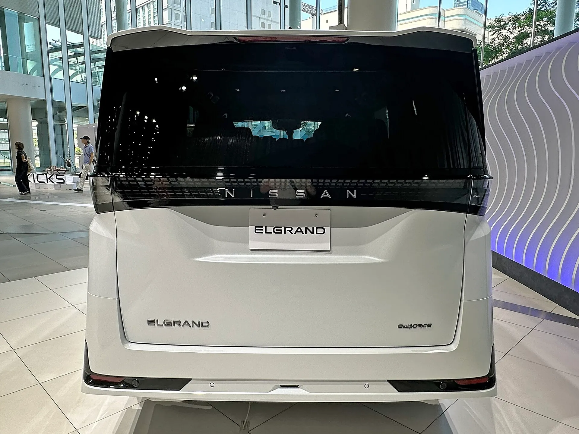 日産 エルグランド X e-4ORCE（6AA-NE53）を真後ろから見た外観。バックドアとリヤコンビネーションランプ