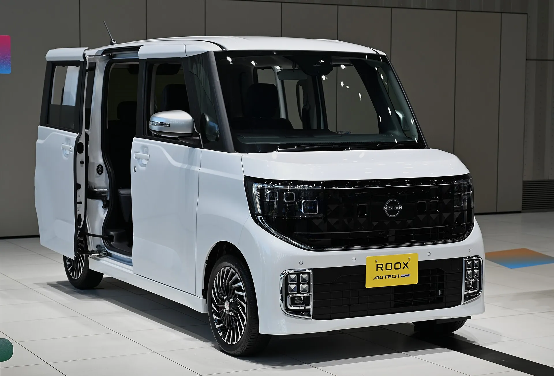 日産 ルークス AUTECH LINE ターボ プロパイロットエディションを前方斜めから見た外観。スライドドアを開けた状態