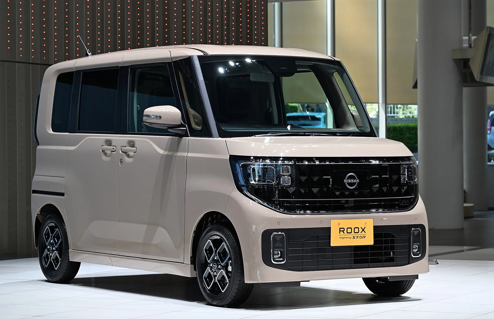 日産 ルークス ハイウェイスターXを前方斜めから見た外観。14インチのアルミホイールが付いている