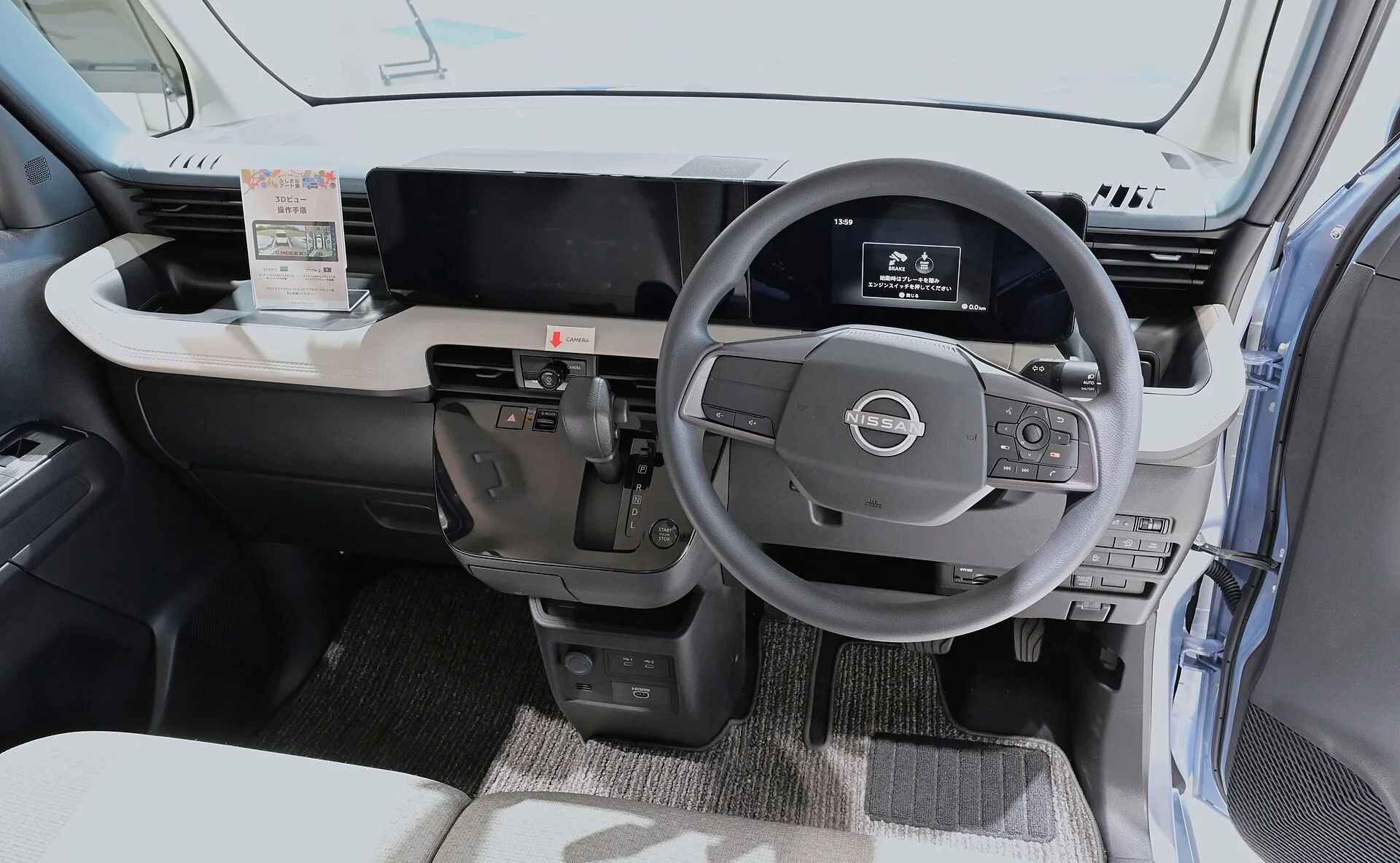 日産 ルークス Xの運転席まわり。ステアリング、シフトレバー、足元のペダルが見える