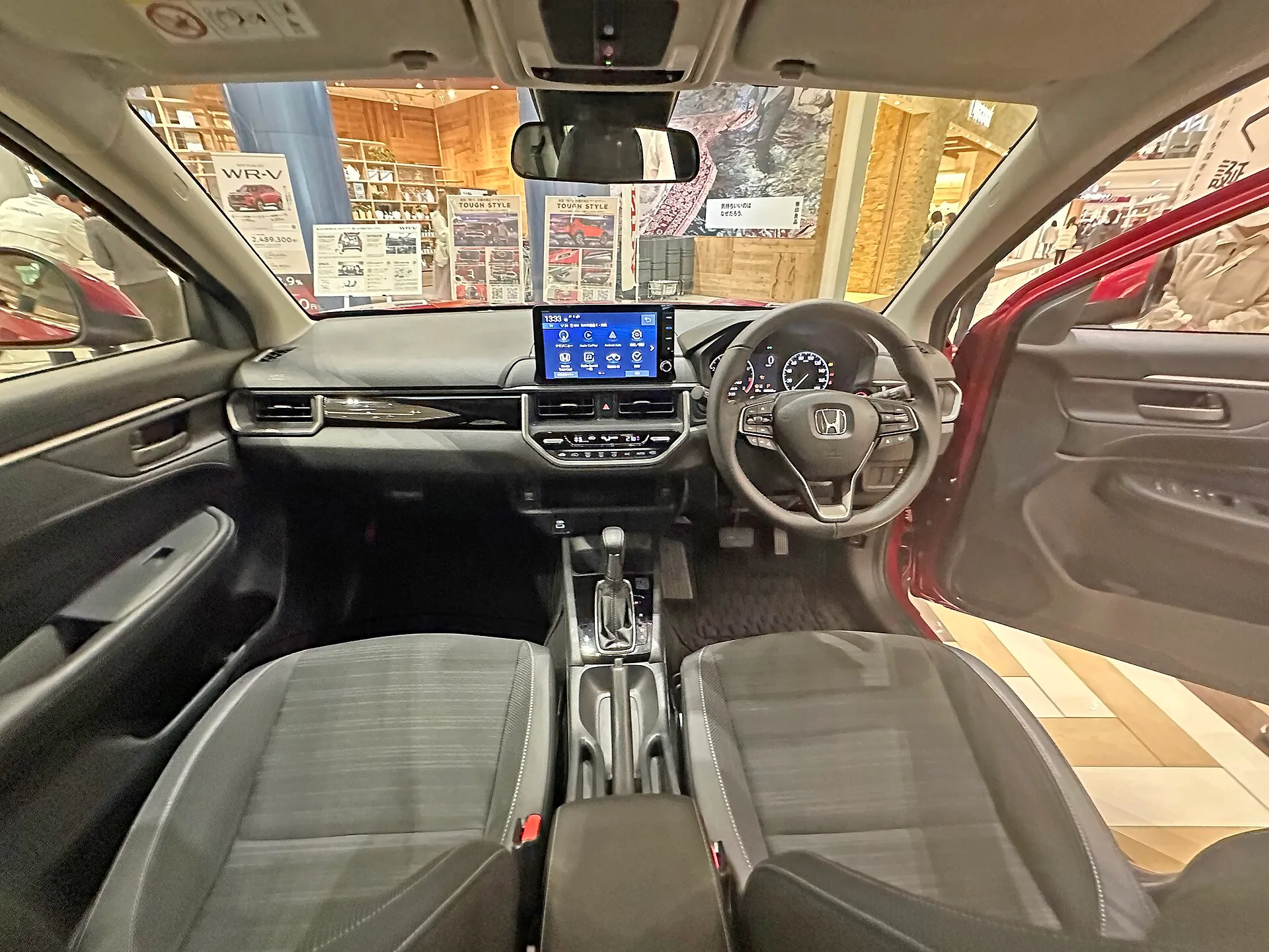 ホンダ WR-V Z＋（5BA-DG5）の運転席まわり。センターディスプレイとメーター、右ハンドルのステアリング
