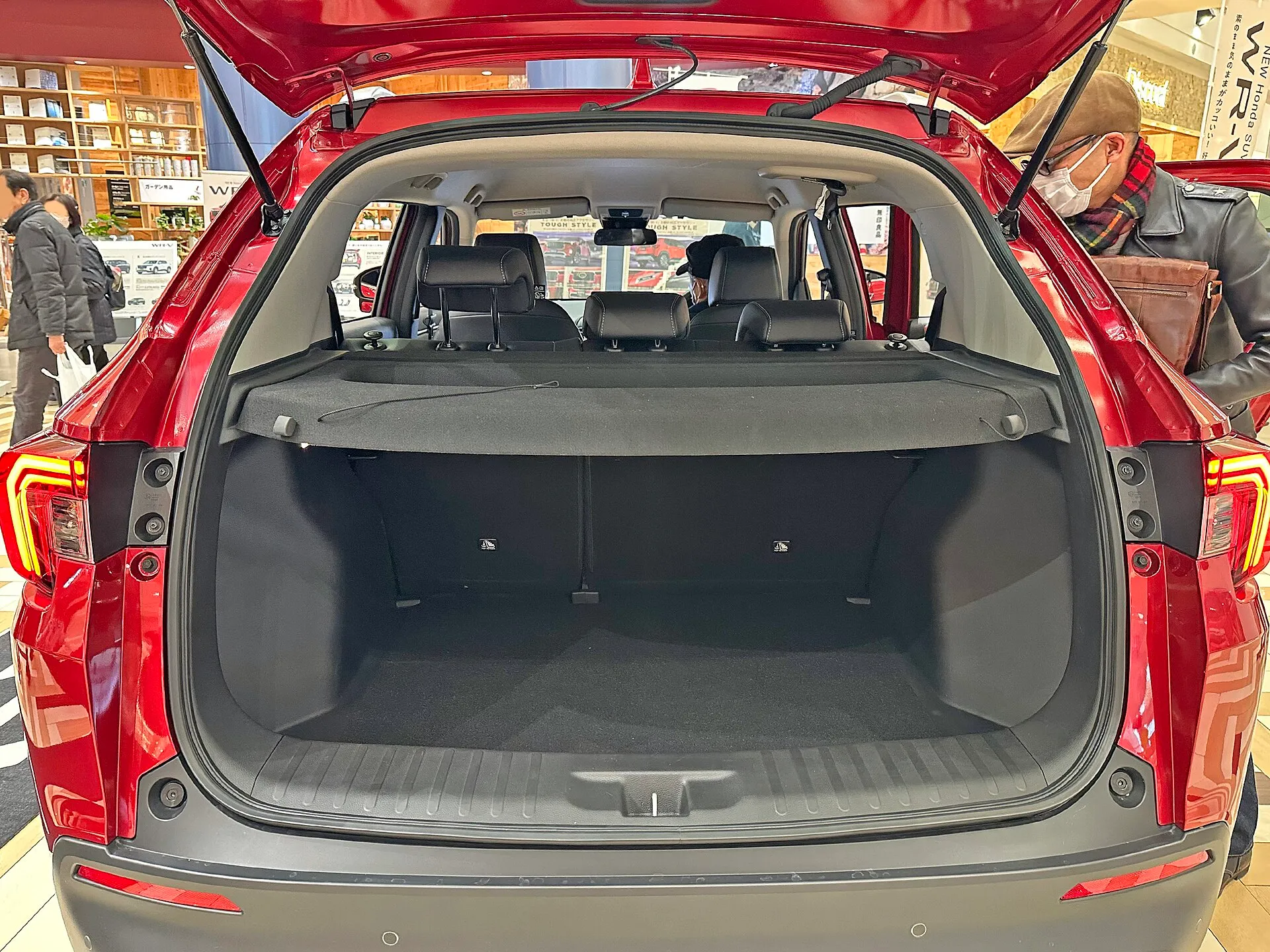ホンダ WR-V Z＋（5BA-DG5）のテールゲートを開けた荷室。後席の背もたれの高さでカバーが荷室の上を覆っている