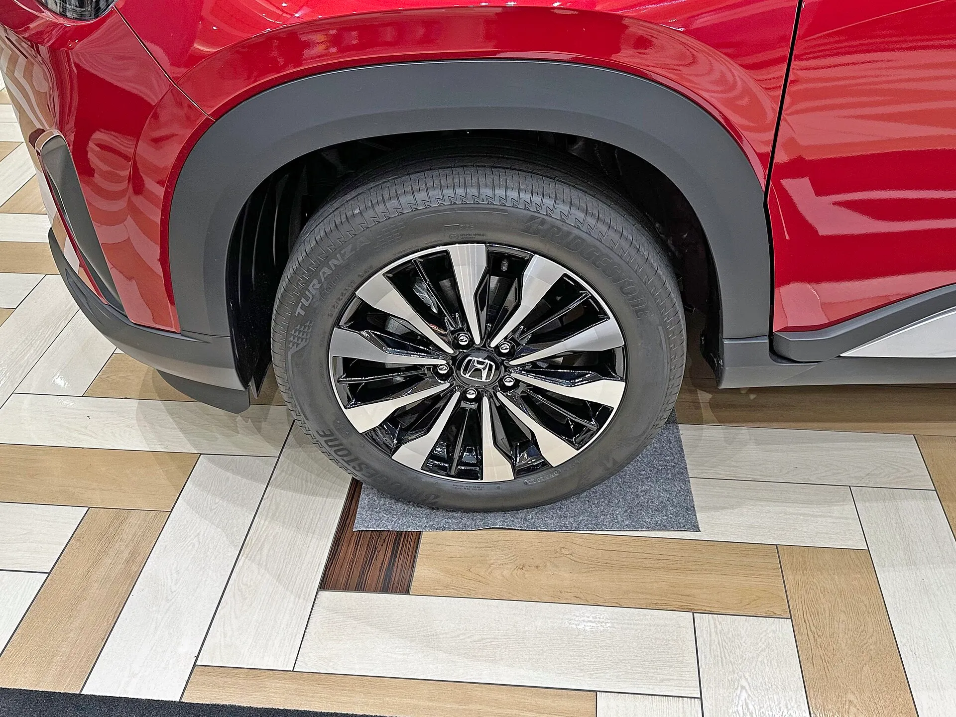 ホンダ WR-V Z＋（5BA-DG5）の17インチアルミホイールとタイヤ