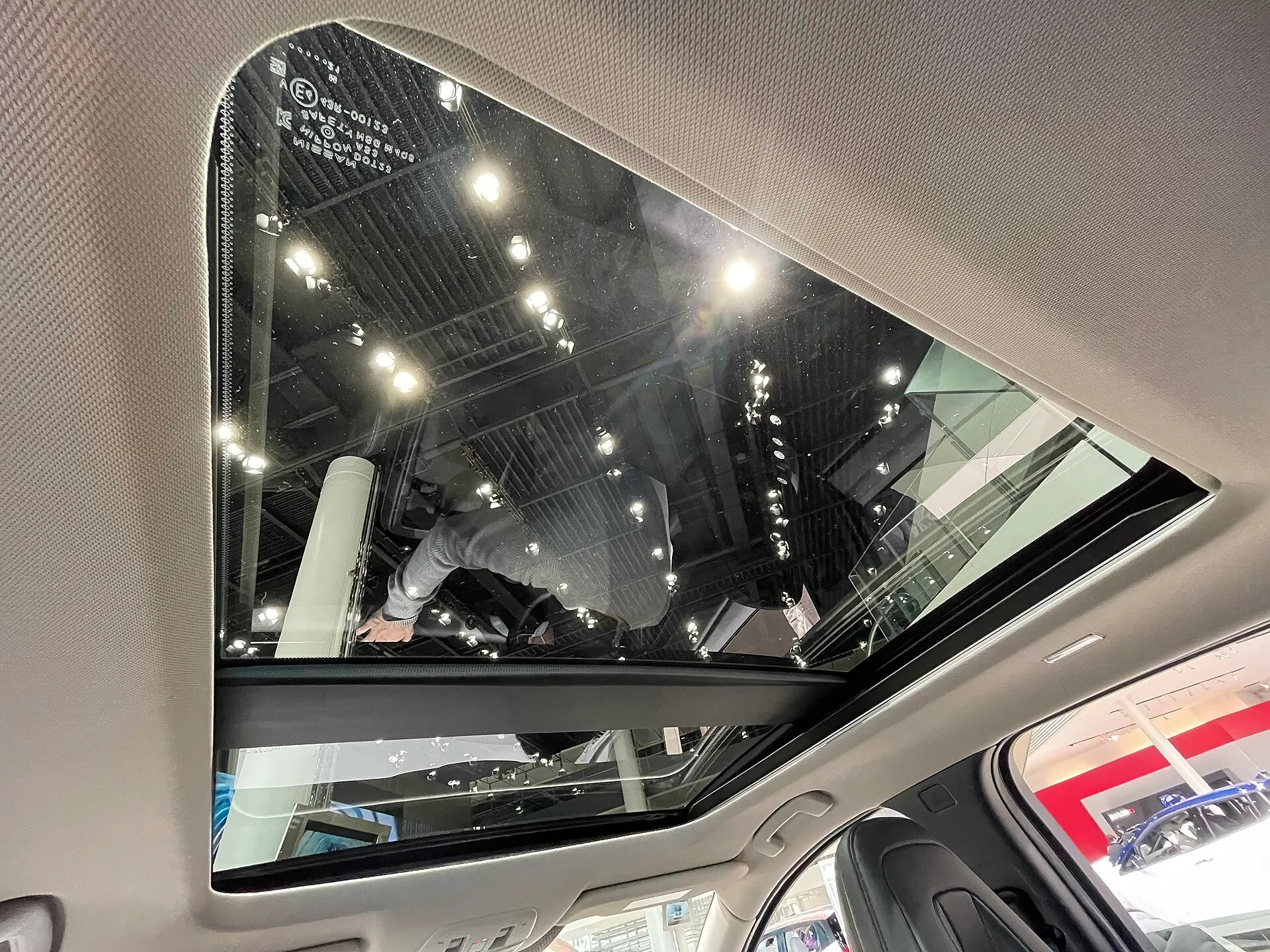 日産 アリア B6（ZAA-FE0）のパノラミックガラスルーフを車内から見上げたところ。電動格納式シェードは開いている