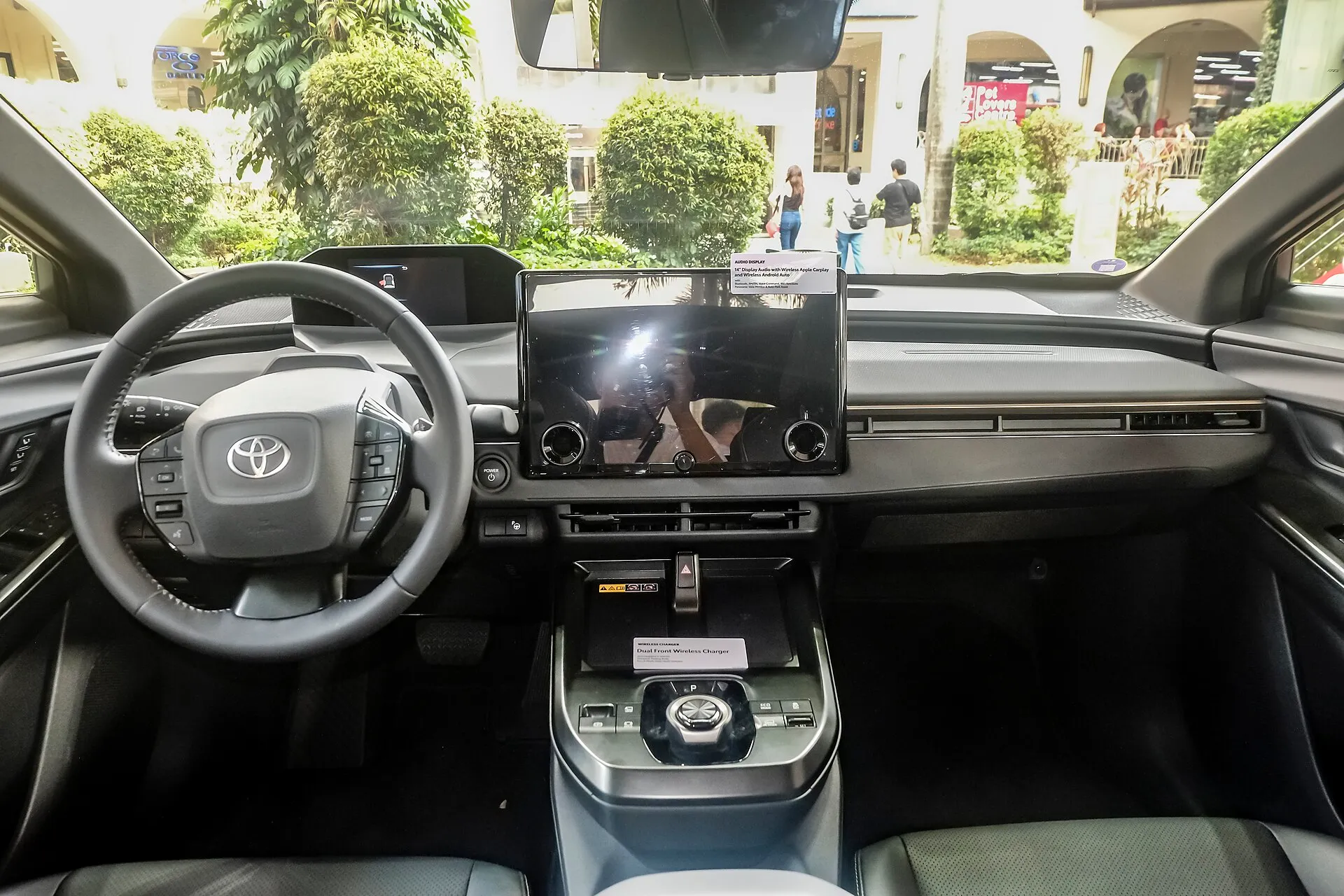 フィリピンで撮影された左ハンドルのbZ4Xの運転席まわり。ディスプレイの下から手前へ伸びるセンターコンソール