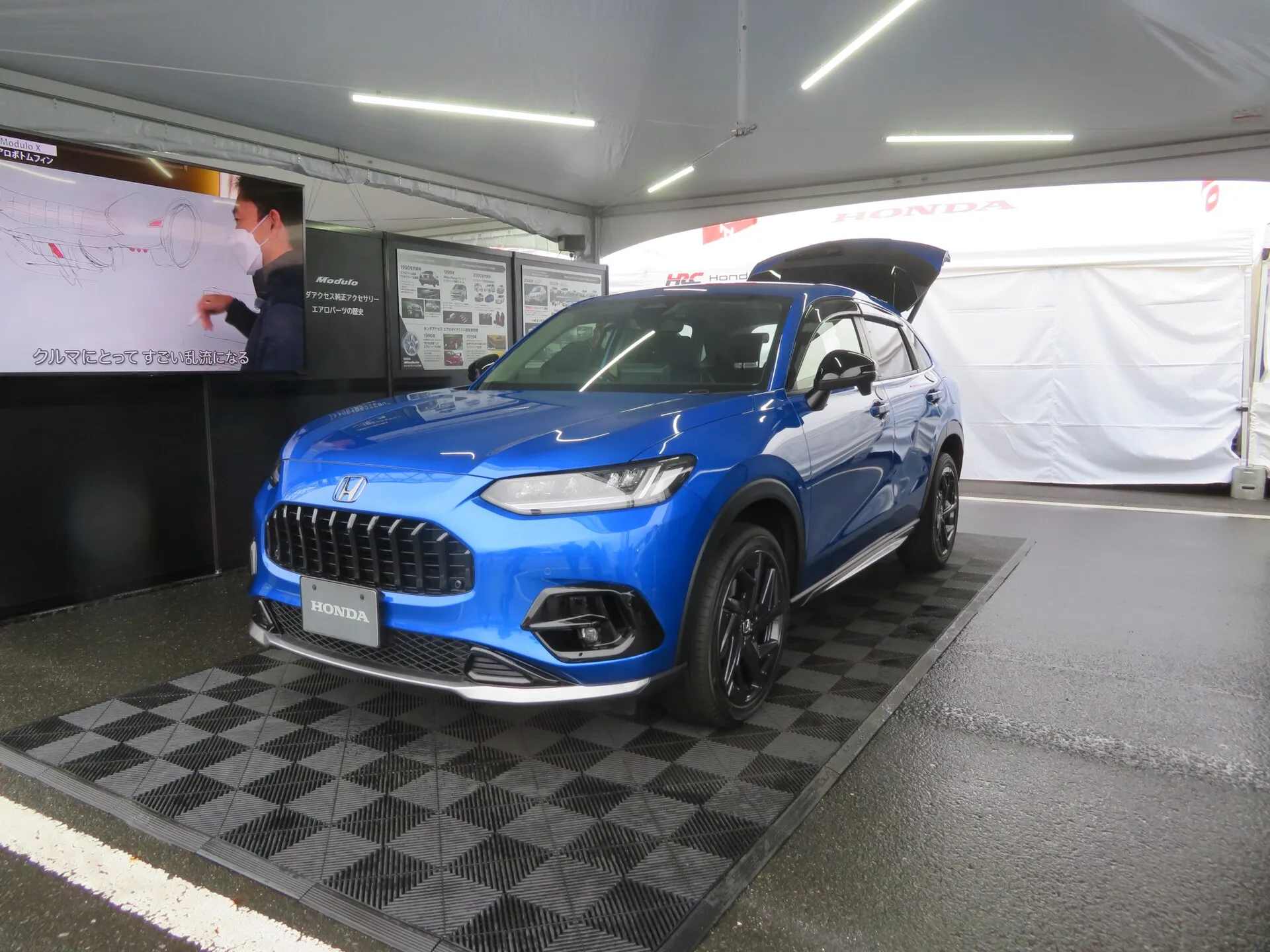 ホンダ ZR-V。テールゲートを開けた状態で展示されている青いボディの個体