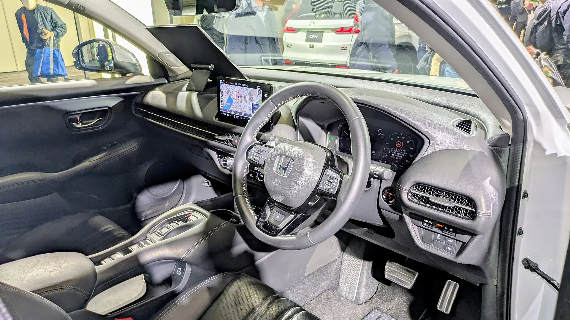 ホンダ ZR-V e:HEVの運転席まわり。右ハンドルで、センターディスプレイとデジタルメーターが並ぶ