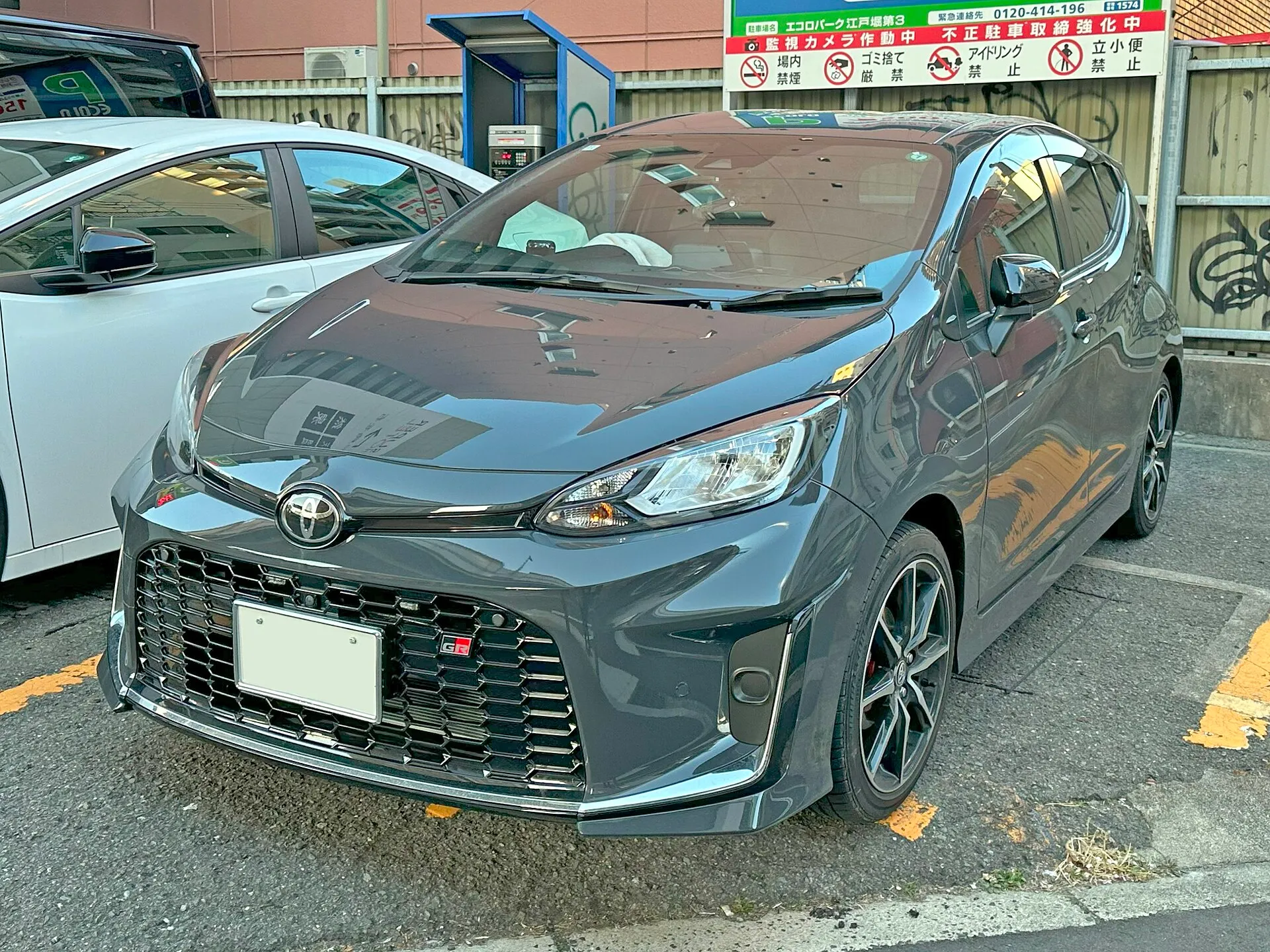トヨタ アクア GR SPORTを左前方から見た外観。濃いグレーのボディに17インチホイールと赤いブレーキキャリパー