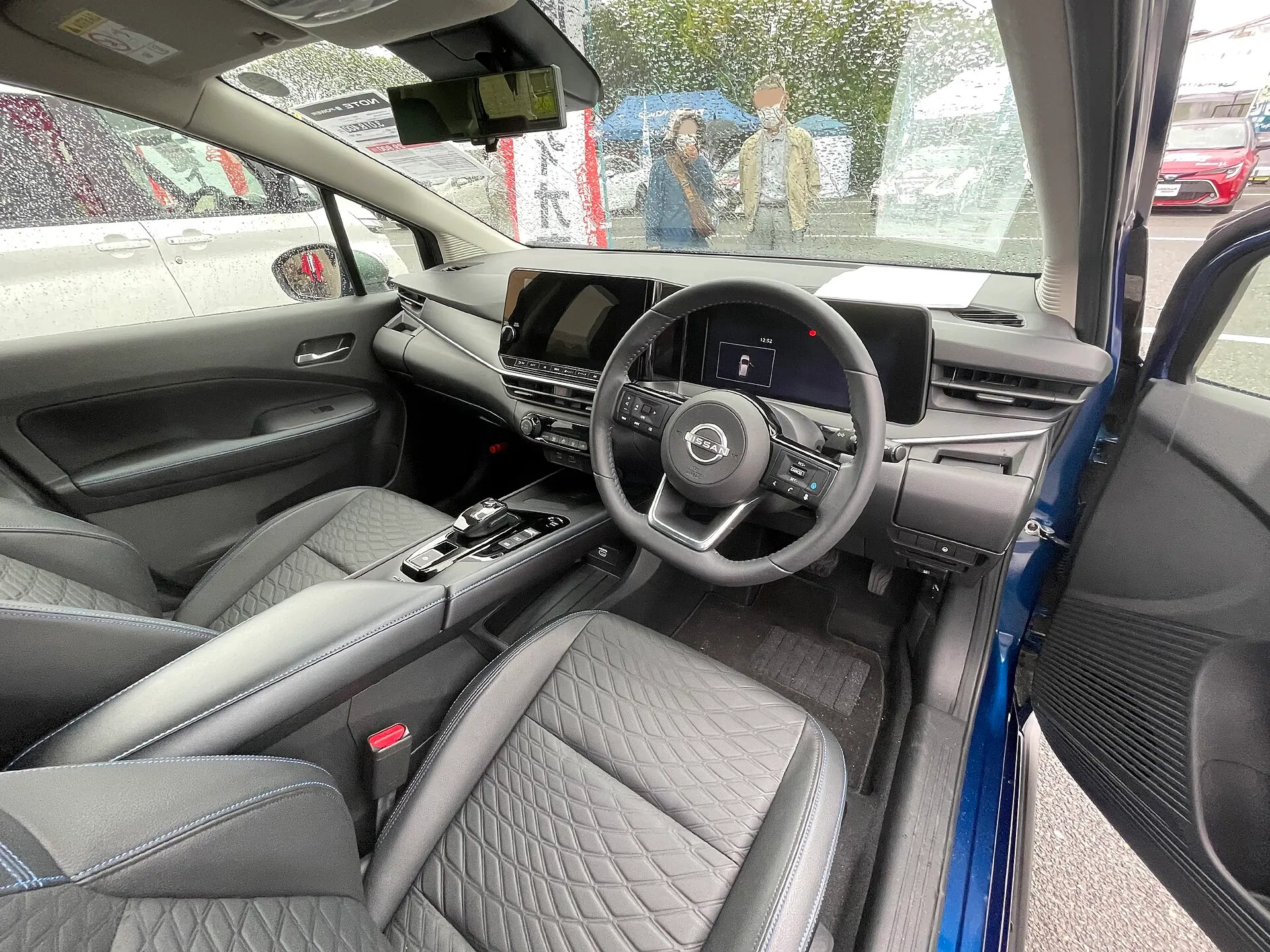 日産 ノート AUTECH CROSSOVER（6AA-E13）の運転席まわり。ブラックレザレットシートにブルーのステッチが入る