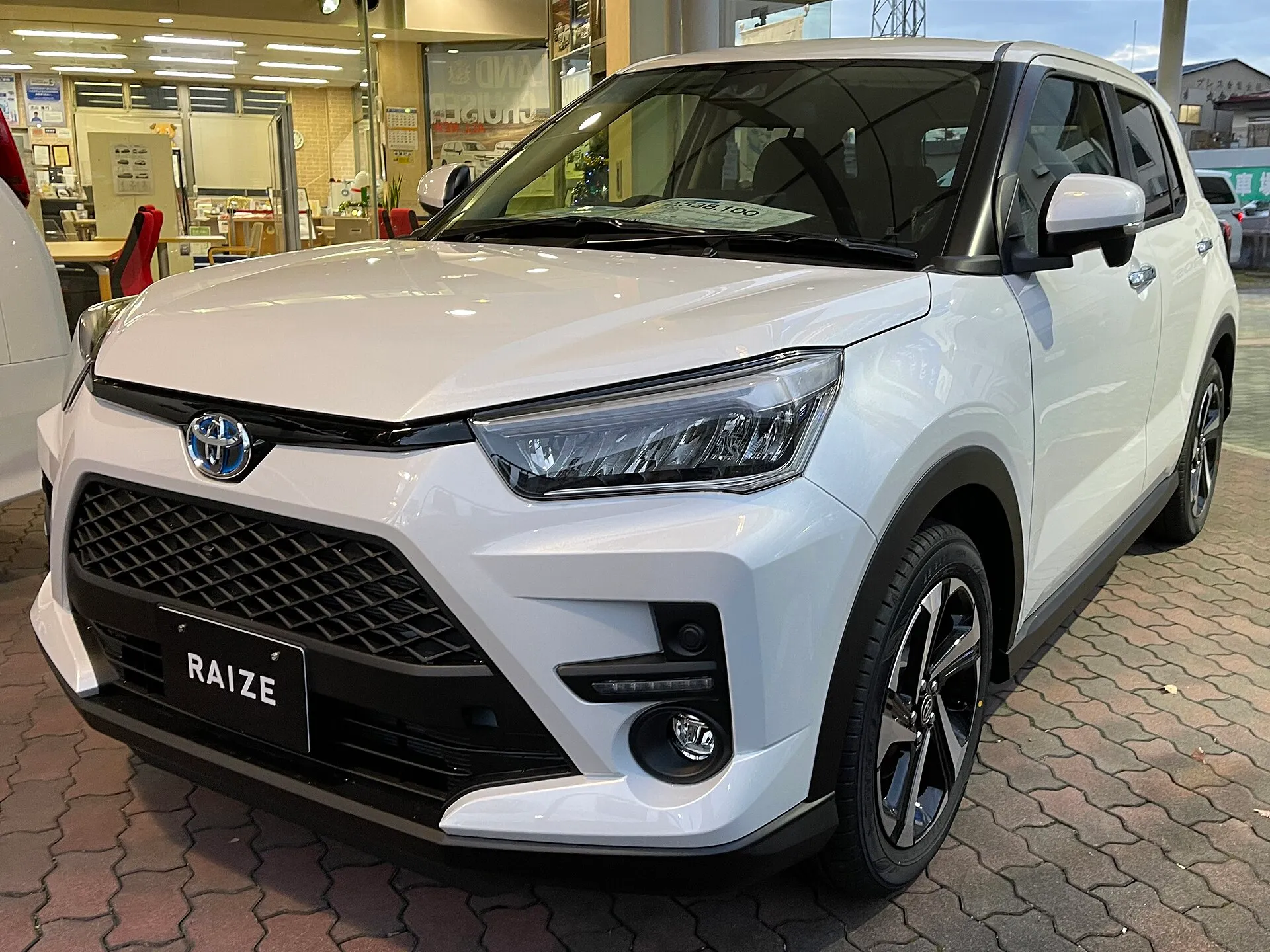 トヨタ ライズ HYBRID Z（5AA-A202A-GBSH）の前方斜めからの外観