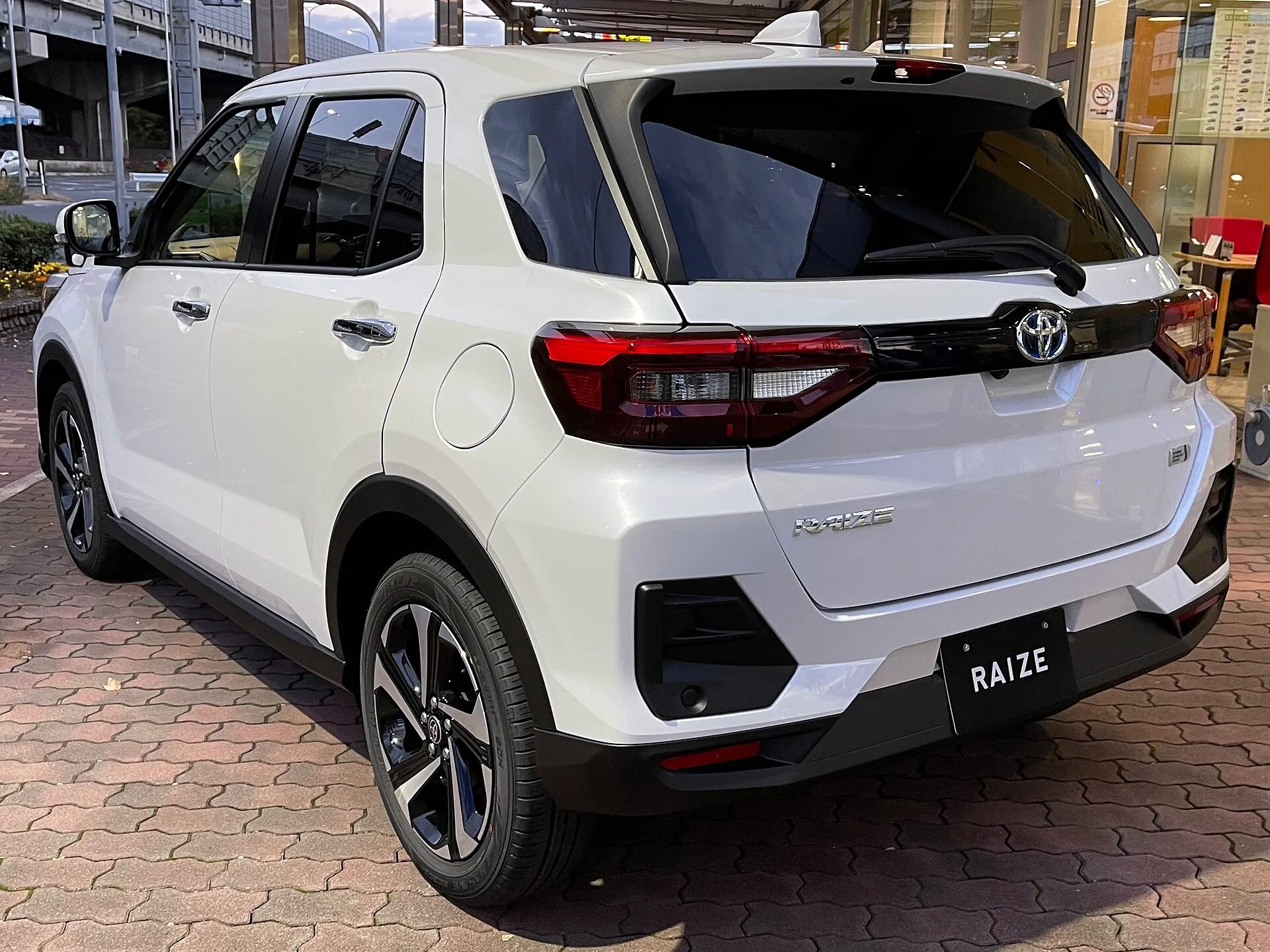 トヨタ ライズ HYBRID Z（5AA-A202A-GBSH）を後方斜めから見た外観