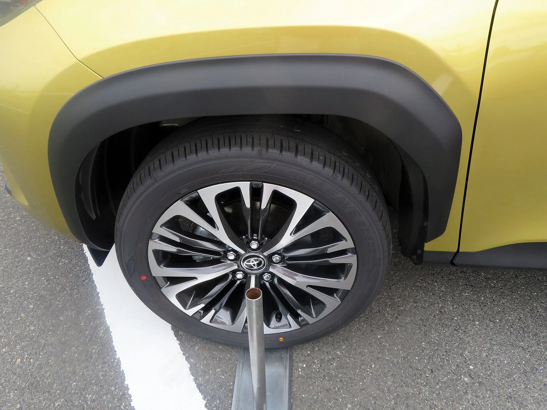 トヨタ ヤリス クロス ハイブリッド Z 2WD（6AA-MXPJ10-BHXGB）の前輪。215/50R18タイヤと切削光輝の18インチアルミホイールを装着している