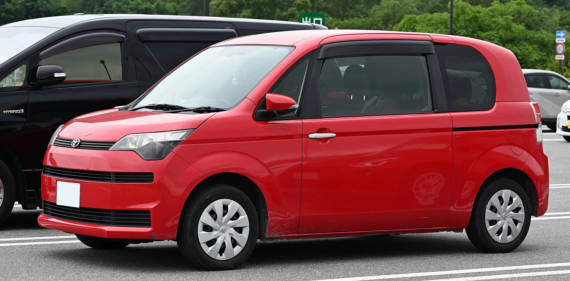 トヨタ スペイドを斜め前から見た外観