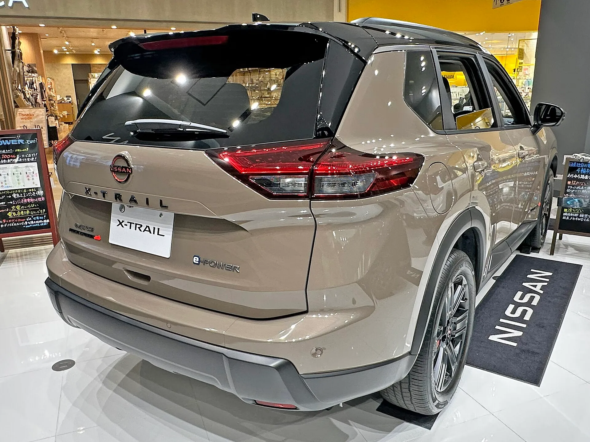 日産 エクストレイル ROCK CREEK e-4ORCE（ベース車）の斜め後方からの外観。バックドアとリヤコンビネーションランプが見える