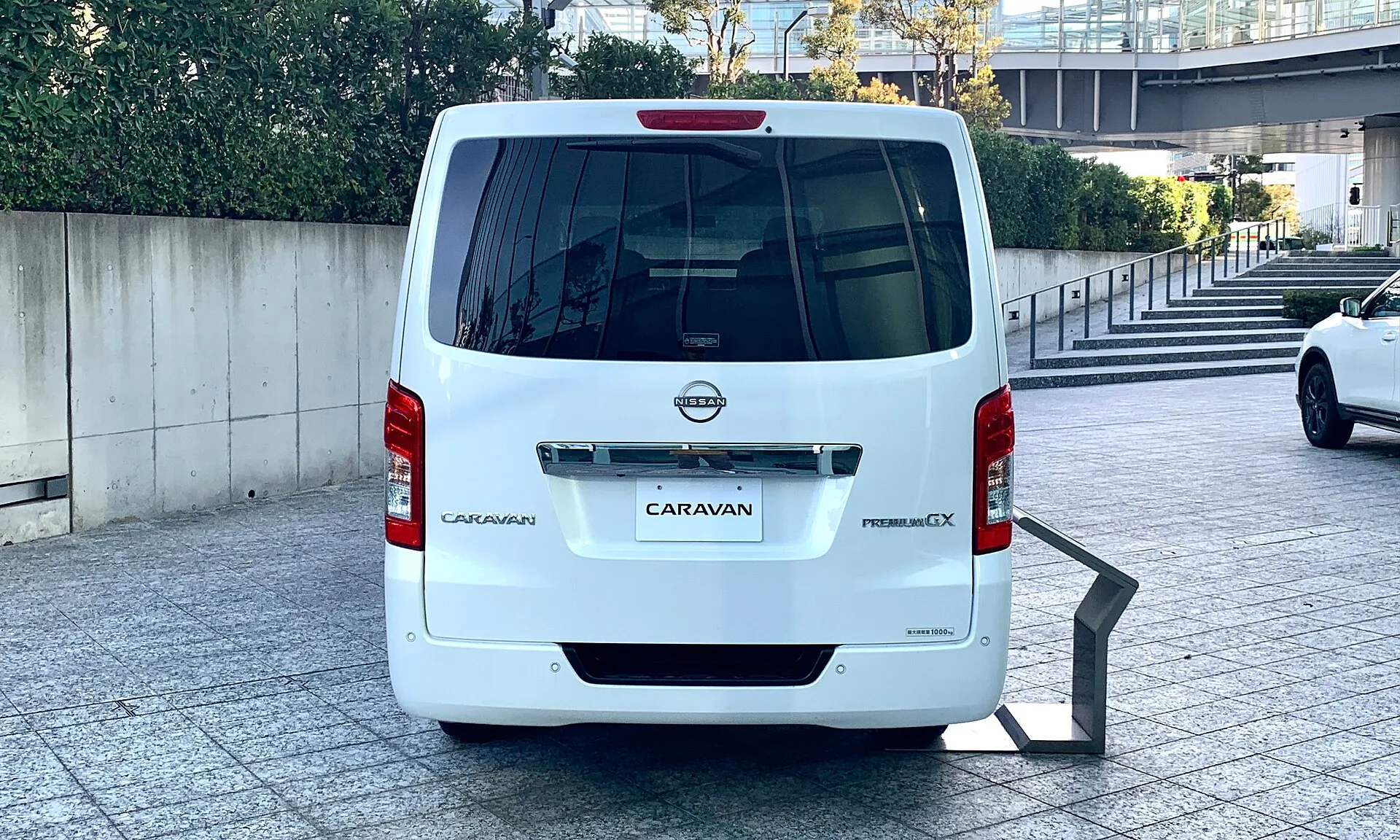 日産 キャラバン（E26）を真後ろから見た外観。バックドアにPREMIUM GXのエンブレムが付いている。ベース車種の写真で、トランスポーターそのものではない