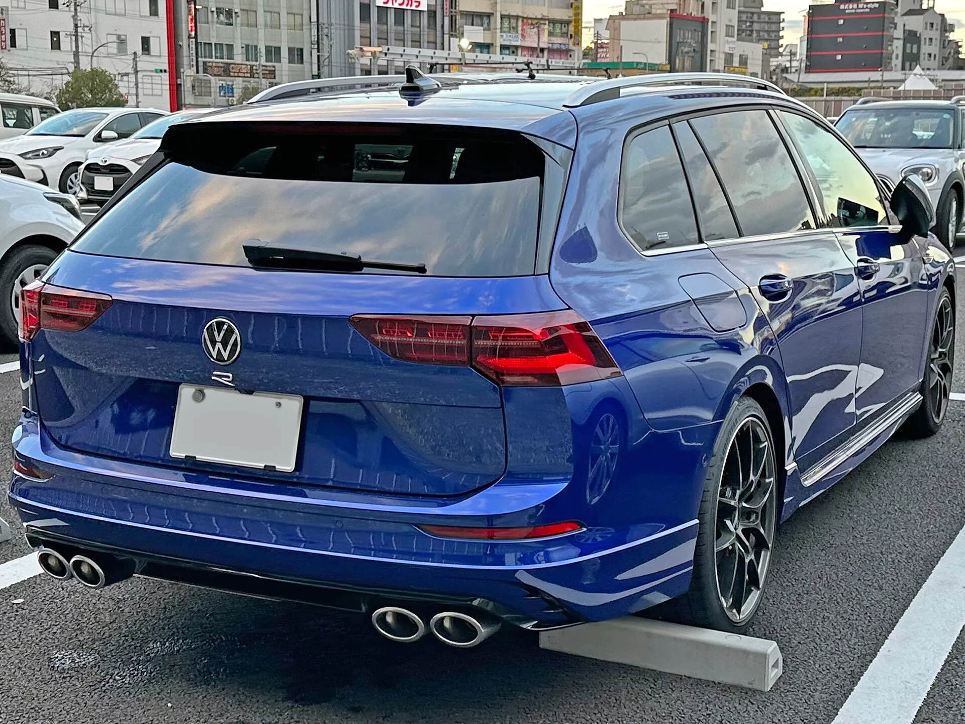 青いゴルフR ヴァリアントを右後方から見た外観。屋根にシルバーのルーフレールが付き、マフラーは左右2本ずつの4本出し。BBSのホイールを履いた型式3BA-CDDNFVの個体