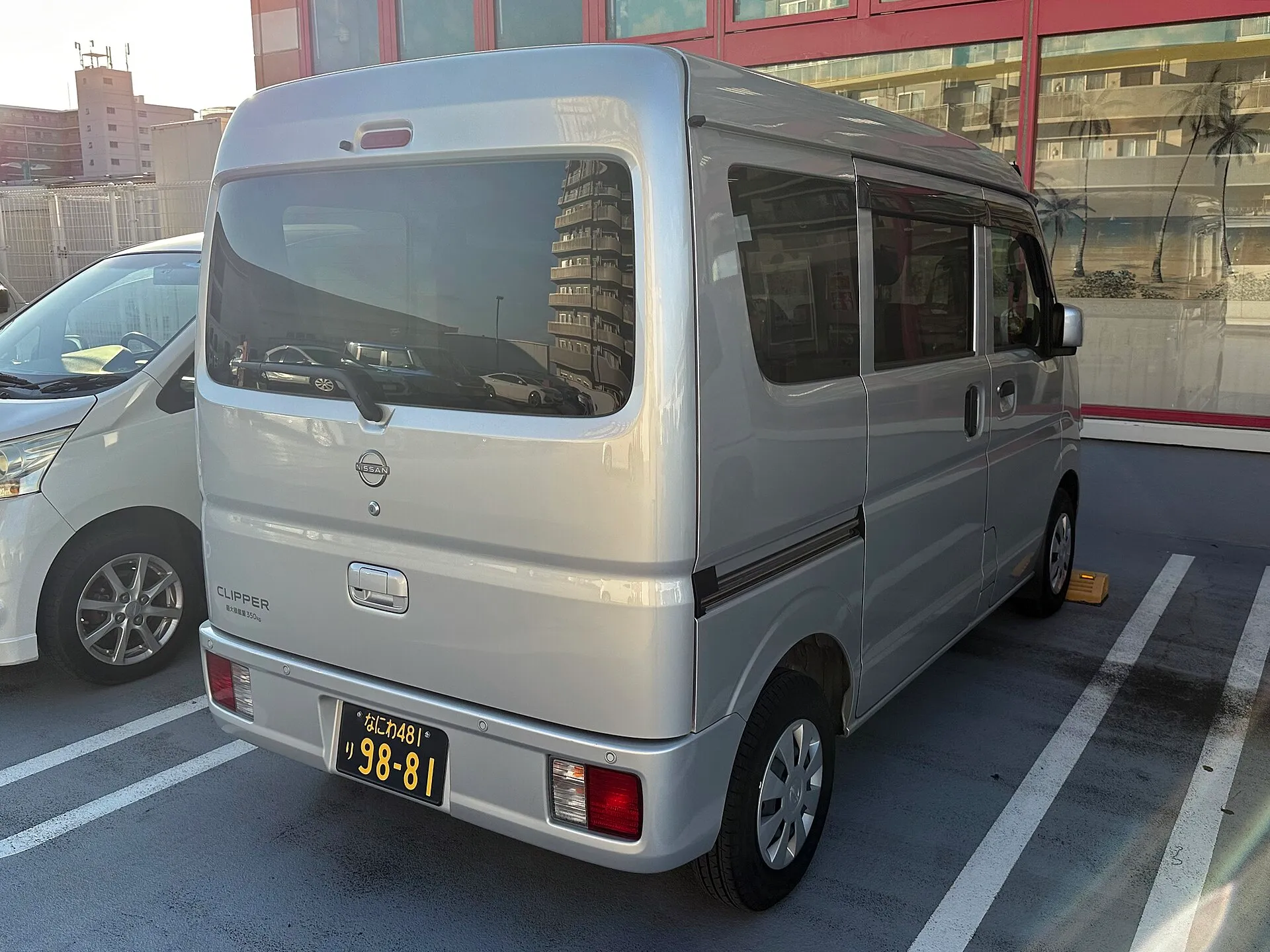 日産 クリッパーバン DX GLパッケージ（型式5BD-DR17V・架装のない車両）を斜め後ろから見た外観。銀色の車体