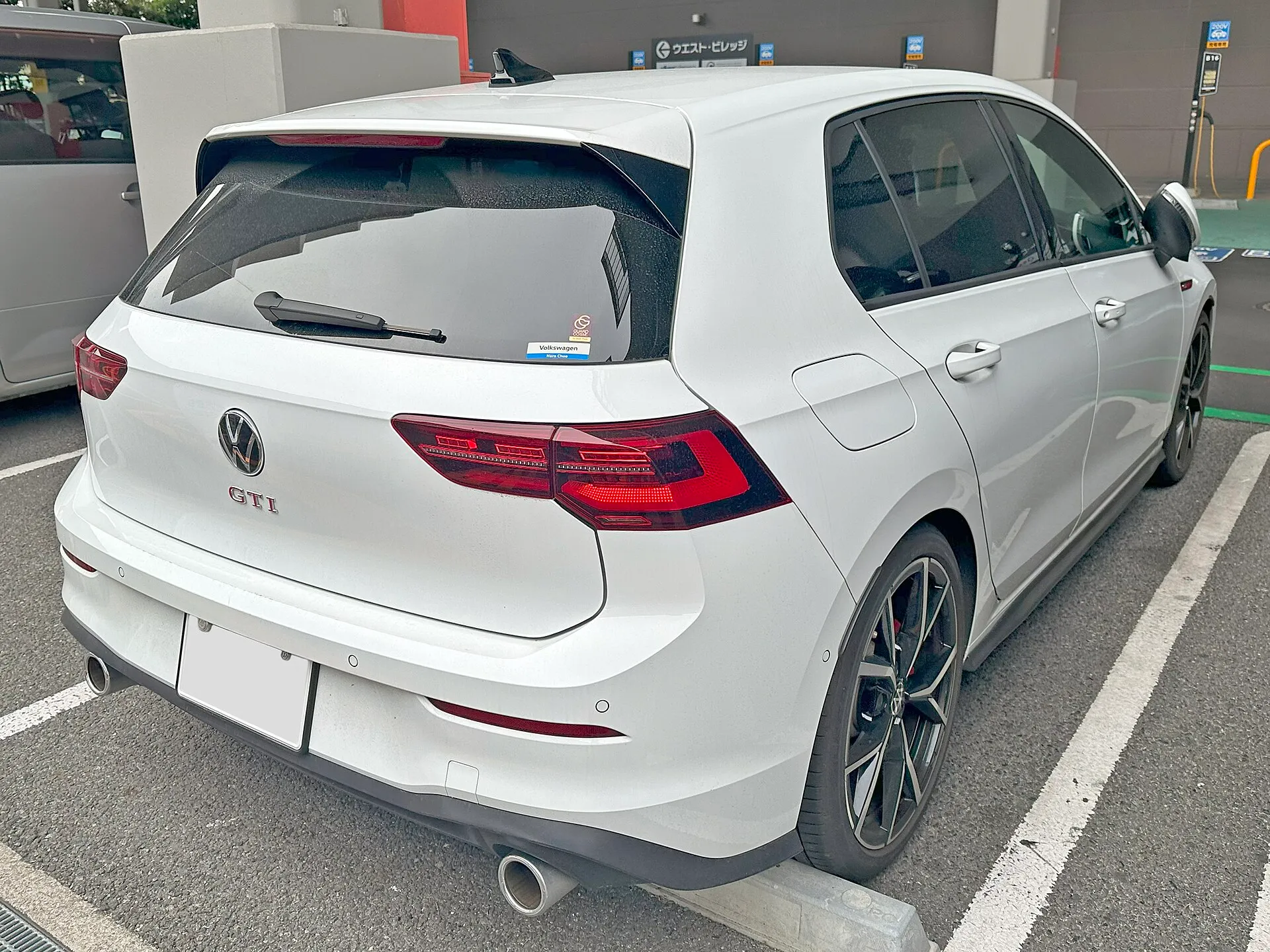 白いゴルフGTIを右後方から見た外観。テールゲートのVWエンブレムの下にGTIの文字があり、マフラーはバンパーの左右に1本ずつ出ている、型式7BA-CDDNPの個体