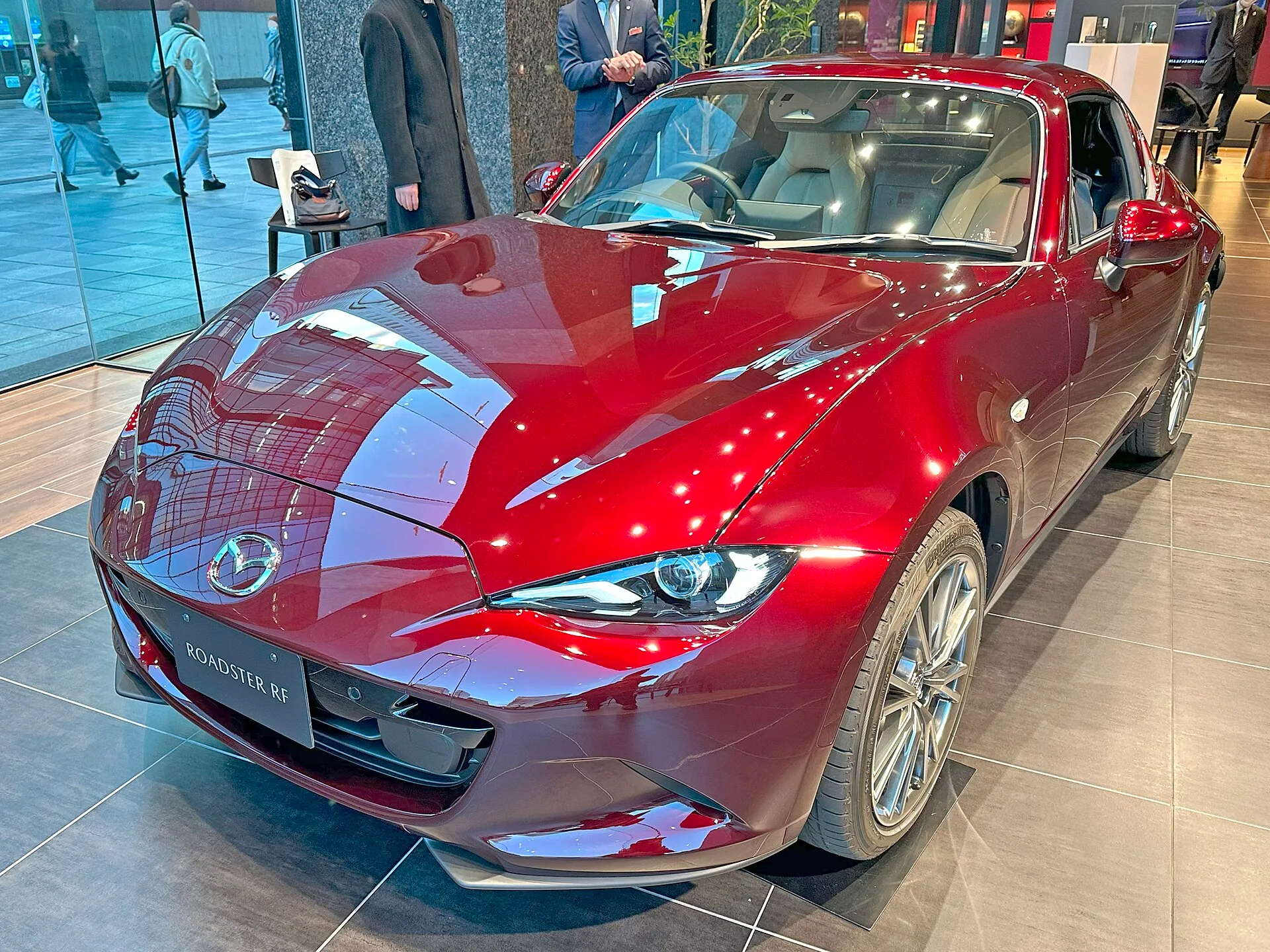 濃い赤のマツダ ロードスター RF 35th Anniversary（5BA-NDERE）を左前から見た外観。金属のルーフを閉じた状態で、細いLEDのヘッドライトが見える