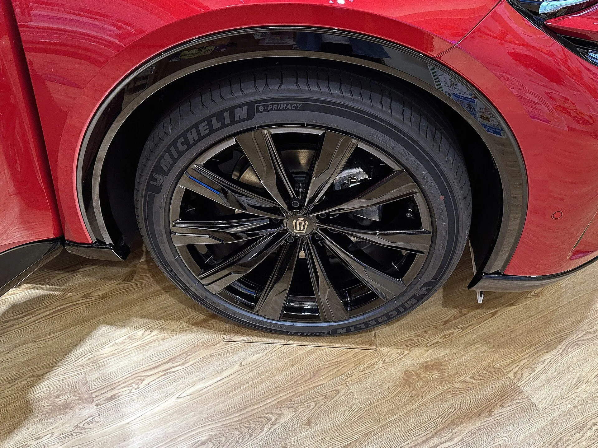 トヨタ クラウン（スポーツ）SPORT Z（ハイブリッド車・6AA-AZSH36W-BNXGB）の右前輪。黒い21インチのアルミホイールにミシュランのタイヤを履き、ホイールの中央にクラウンのエンブレムがある。2026年9月の一部改良より前の個体