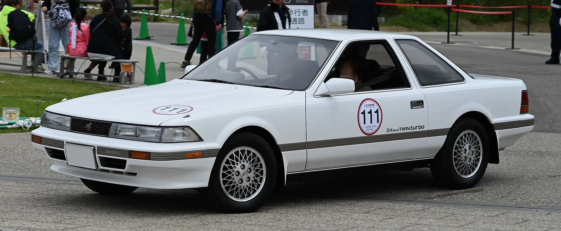 2代目トヨタ ソアラ 2.0GTツインターボ（1986年式）を左斜め前から見た外観。白い車体の側面に「24VALVE TWIN turbo」の文字が入る