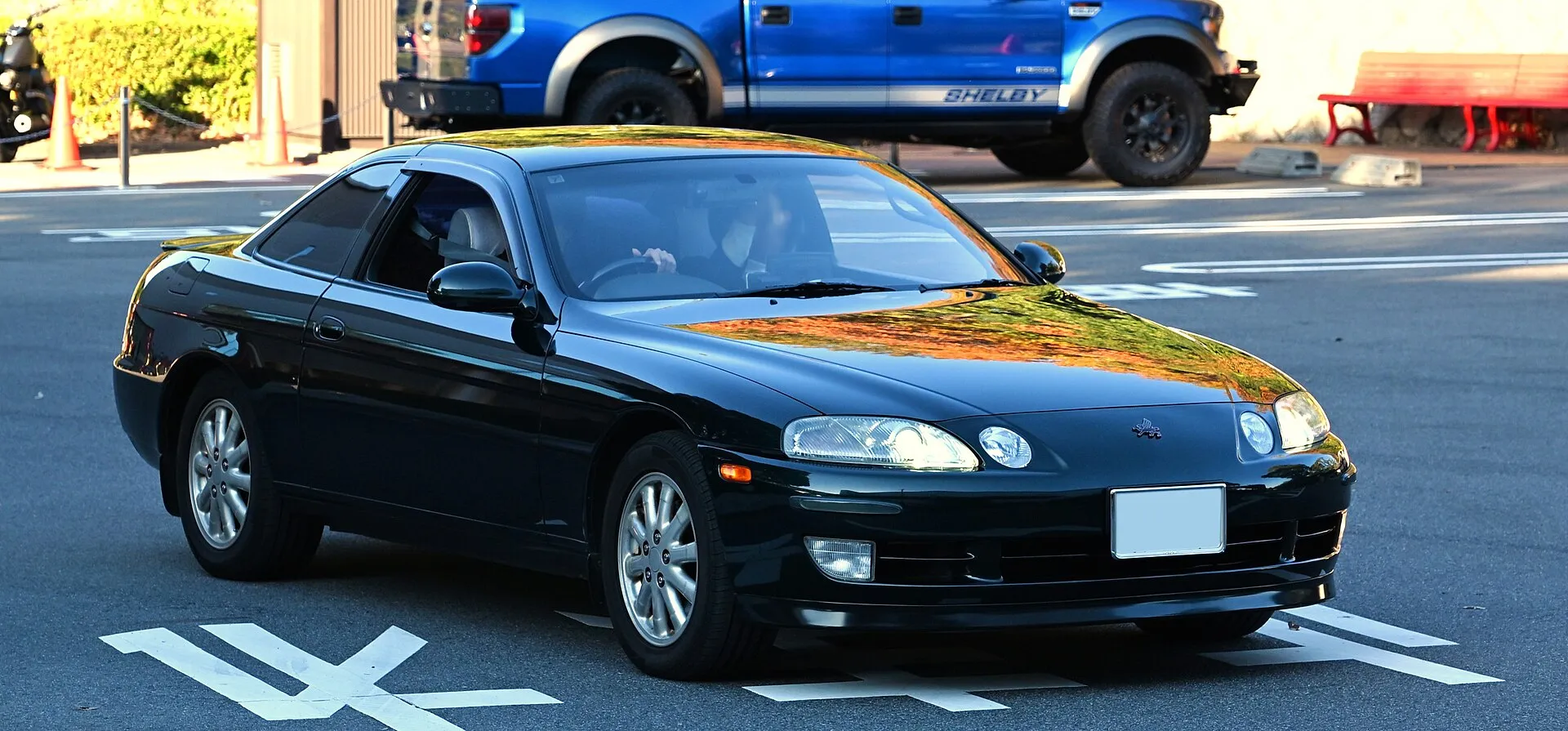 3代目トヨタ ソアラ（1991〜1994年式）を右斜め前から見た外観。黒い車体で、丸みのあるボンネットの先に左右2灯ずつのヘッドライトが並ぶ