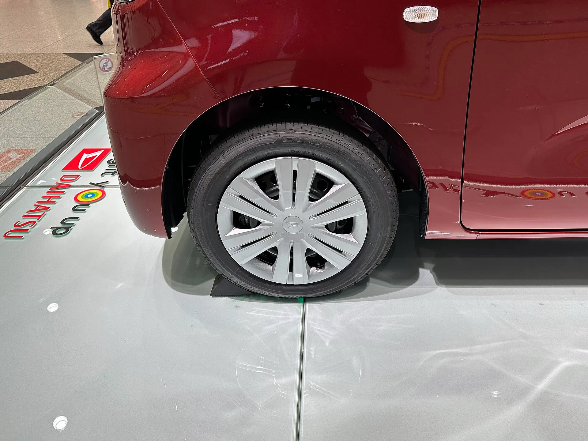 ダイハツ タント X（2WD・5BA-LA650S-GBGF）のホイール。銀色のフルホイールキャップが付いていて、すき間から黒いホイールが見える。2026年8月の一部改良より前の個体