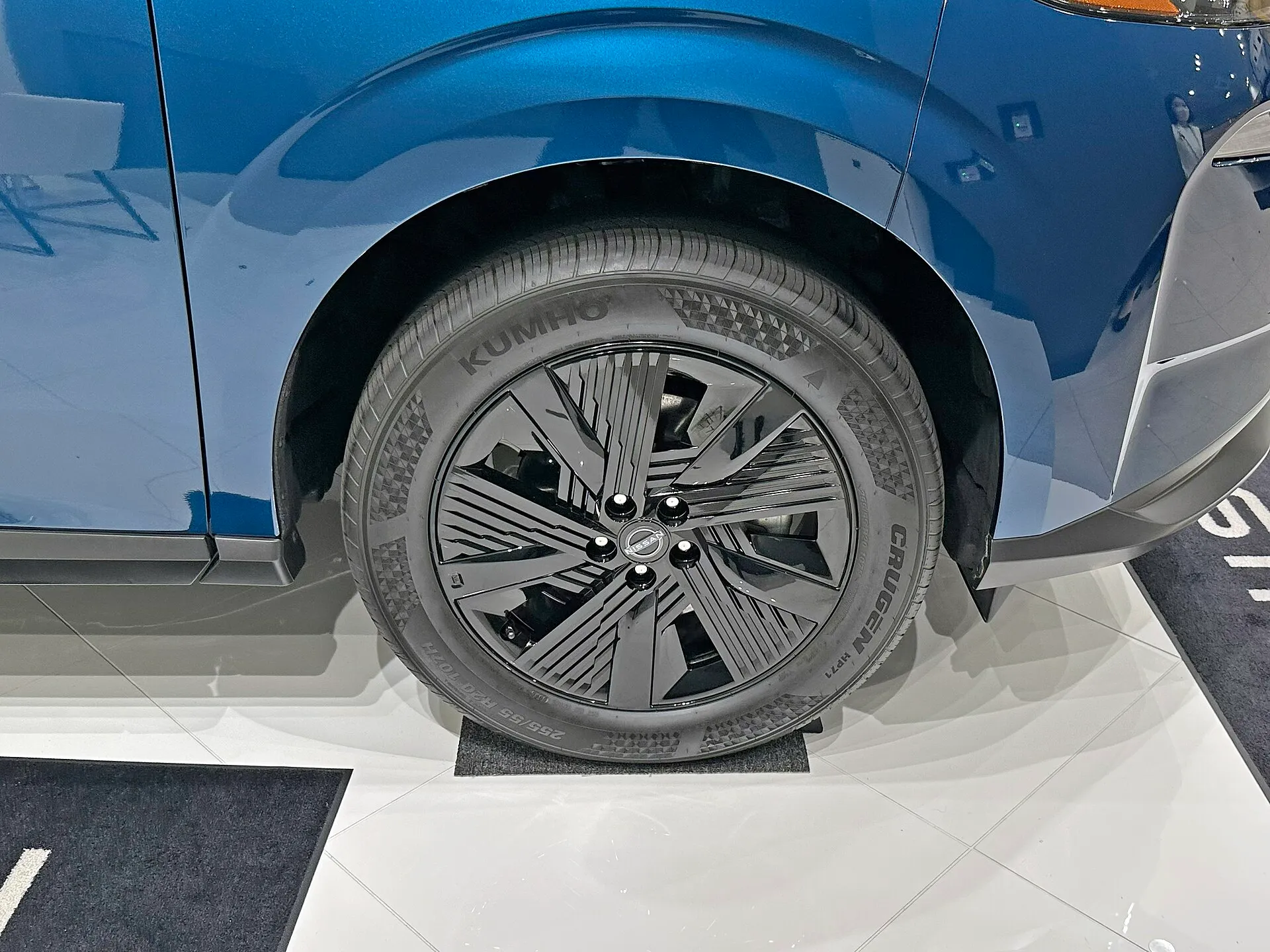 日産 ムラーノ SV(NZ53型)の前輪。黒い20インチのアルミホイールに、側面に KUMHO の文字があるタイヤが組まれている