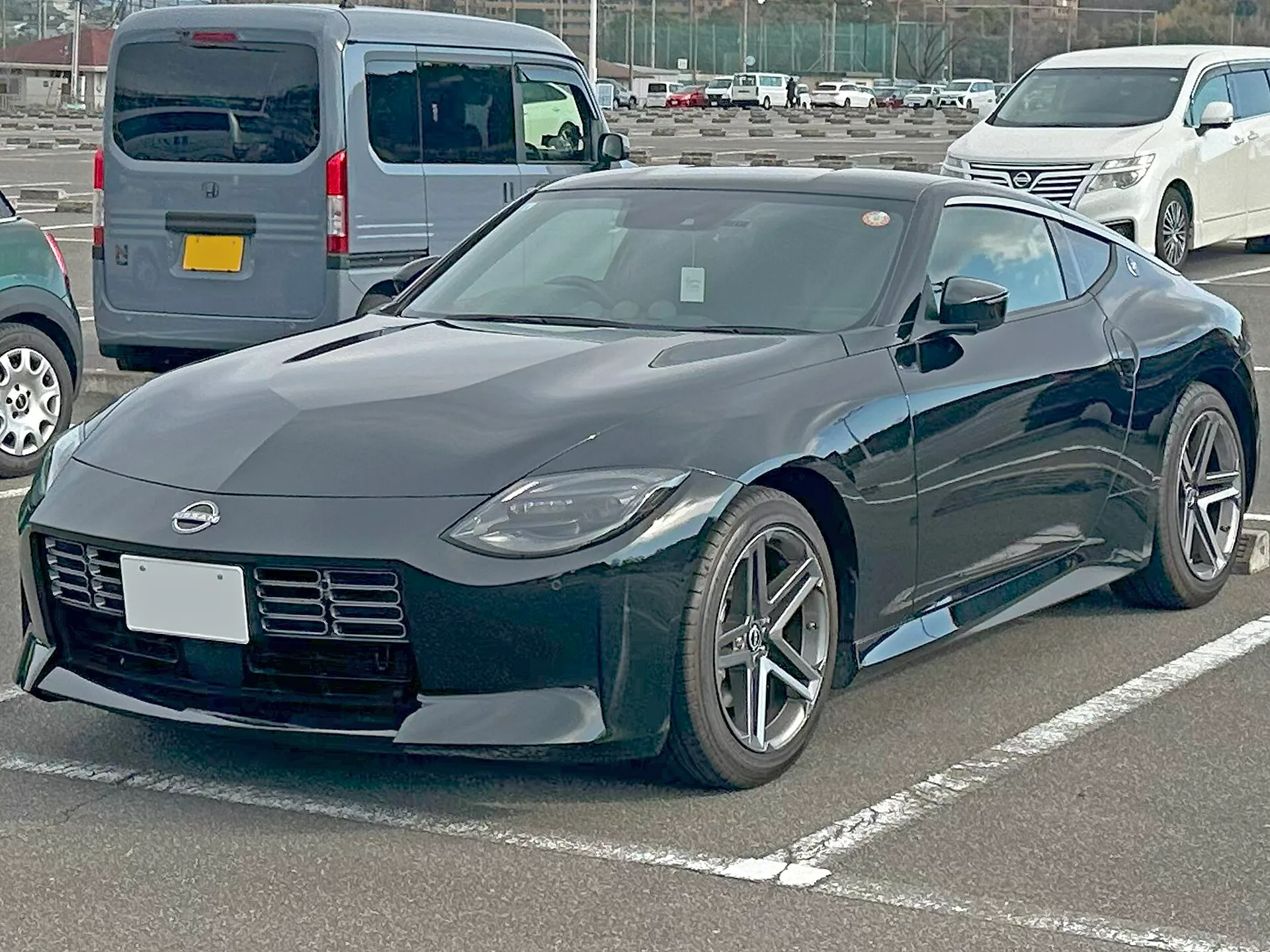日産 フェアレディZ(3BA-RZ34型)の6速MT車を斜め前から見た外観。黒い車体で、車体の先端には日産のエンブレムが付いている。2025年2月に撮影された、マイナーチェンジ前の個体