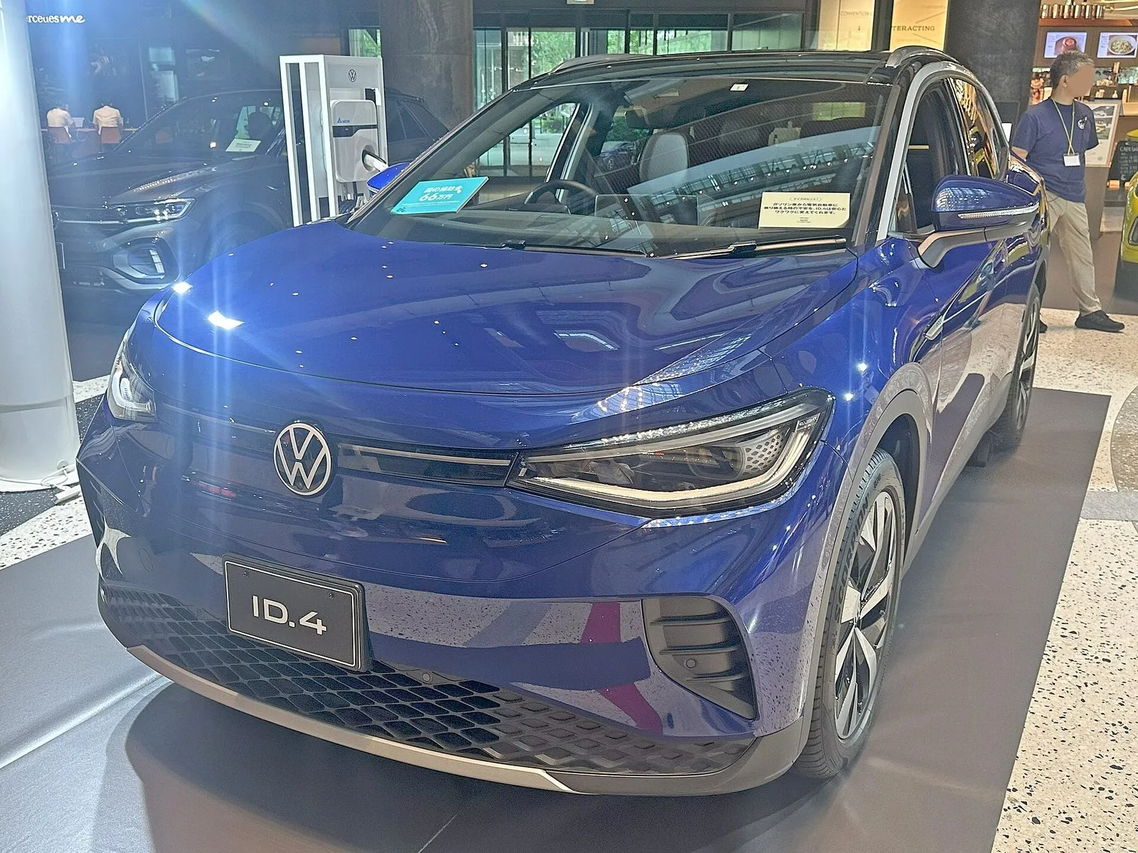 日本で販売されているフォルクスワーゲン ID.4 を斜め前から見た外観。青い車体の展示車で、前面のプレートに ID.4 と書かれている。写真は ID. ティグアンではない