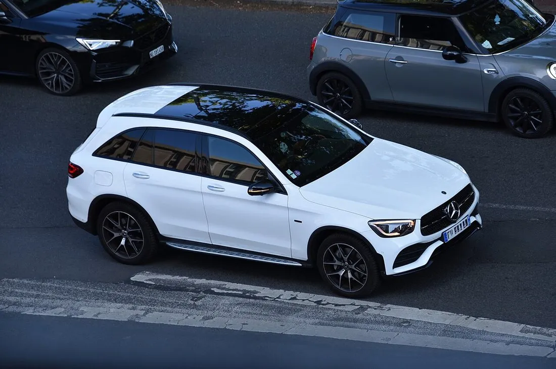 先代メルセデス・ベンツ GLC 220 d 4MATIC（X253・2022年）を斜め前から見た外観
