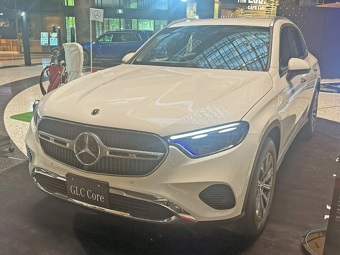 現行メルセデス・ベンツ GLC 220 d 4MATIC Core（X254）を前から見た外観