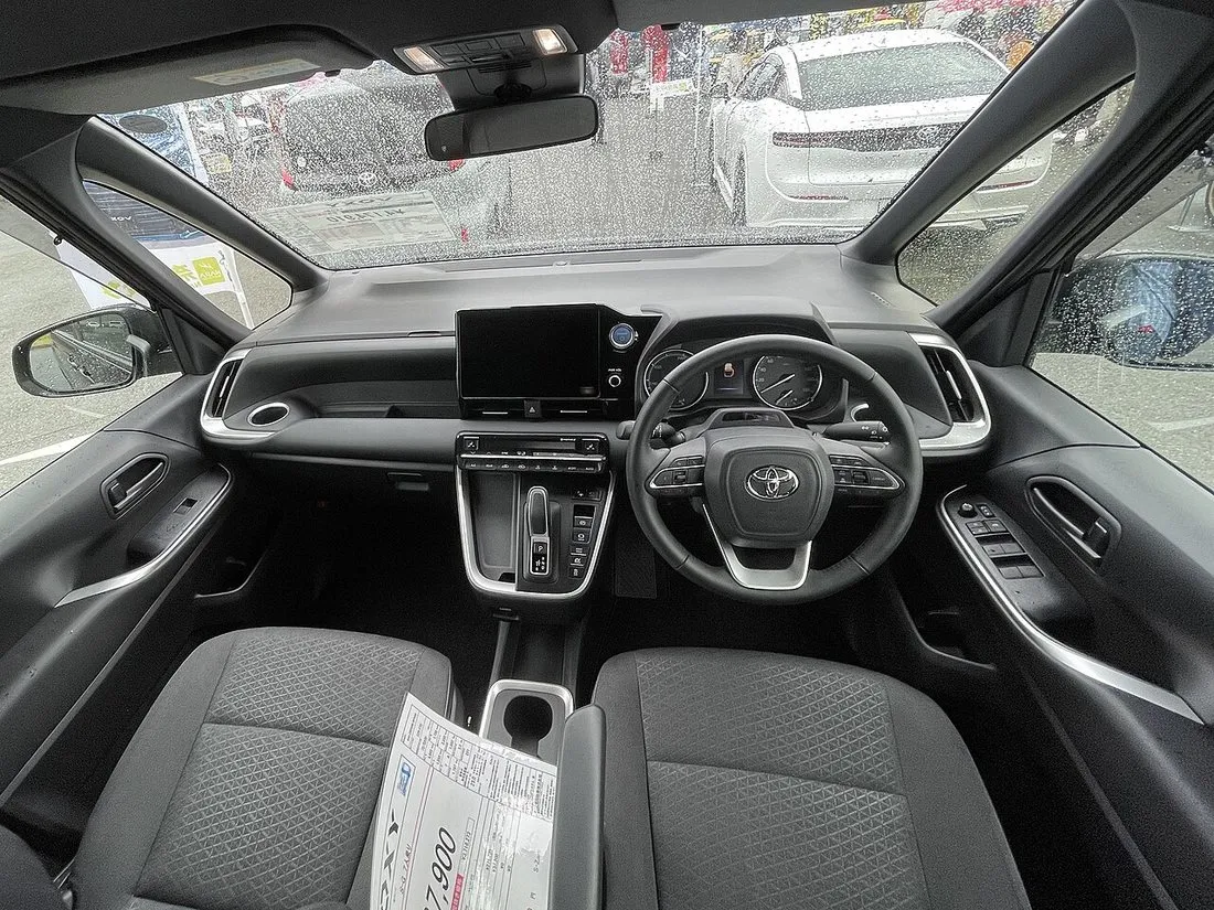 トヨタ ヴォクシー ハイブリッド S-G 2WD（6AA-ZWR90W-BPXSB）の運転席まわり